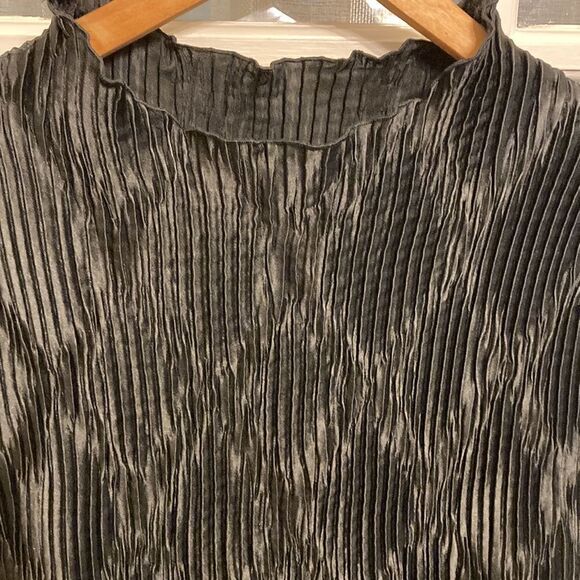 Crinkle Mock Neck Silky Crop Sleeveless Top - Picture 3 of 7